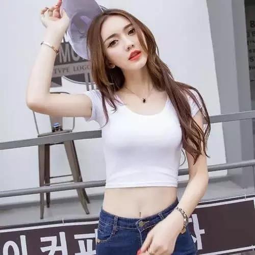 美女主播丰胸露肚脐